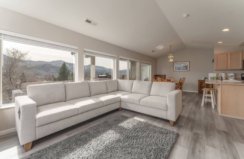 Chelan Condo | Park Pointe B301 - Community Pool/Hot tub