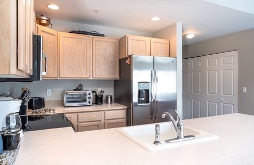 Chelan Condo | Park Pointe B301 - Community Pool/Hot tub