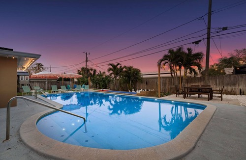 Clearwater House | Pool, Firepit, Mini-Golf, Arcade Games, Bunk Beds with slide, and much more!