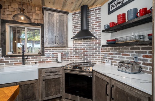 Ellijay Cabin | Rustic Modern Log Cabin with the BEST MOUNTAIN VIEWS & HOTTUB. nEV- CHGR NO PETS