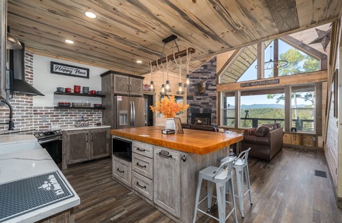 Ellijay Cabin | Rustic Modern Log Cabin with the BEST MOUNTAIN VIEWS & HOTTUB. nEV- CHGR NO PETS