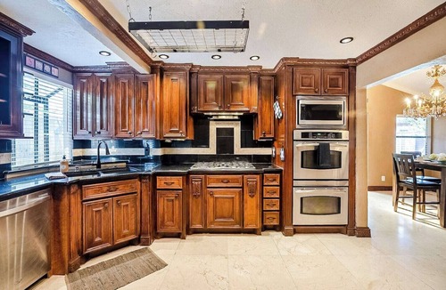 Spring Branch East House | Texas Big + Pool + Hottub + Bar + 8 bedroom+ Ping Pong + Mother-in-Law Suite