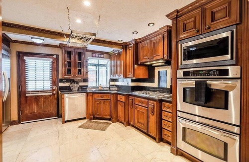 Spring Branch East House | Texas Big + Pool + Hottub + Bar + 8 bedroom+ Ping Pong + Mother-in-Law Suite