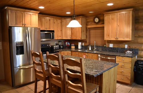Harbor Village Cabin | Unbeatable view; hot tub; theater; 9’ spiral slide; arcade games; coupons&treats
