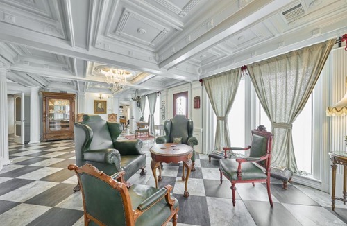 South Central Houston Villa | Villa with 8 bedrooms and heated swimming pool