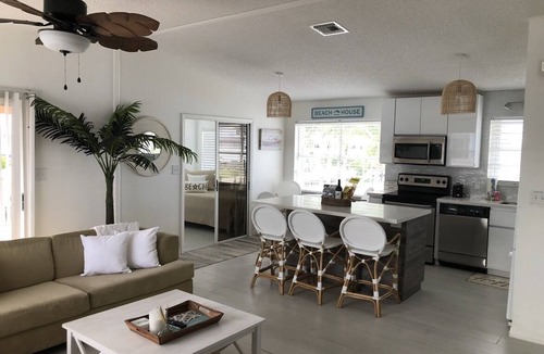 Marathon House | Walk to Sombrero Beach Waterfront, 50’ Dock, Spa, Kayaks, Bikes, Ideal Location