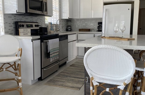 Marathon House | Walk to Sombrero Beach Waterfront, 50’ Dock, Spa, Kayaks, Bikes, Ideal Location