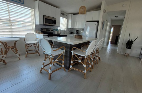 Marathon House | Walk to Sombrero Beach Waterfront, 50’ Dock, Spa, Kayaks, Bikes, Ideal Location