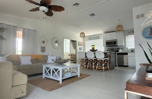 Marathon House | Walk to Sombrero Beach Waterfront, 50’ Dock, Spa, Kayaks, Bikes, Ideal Location
