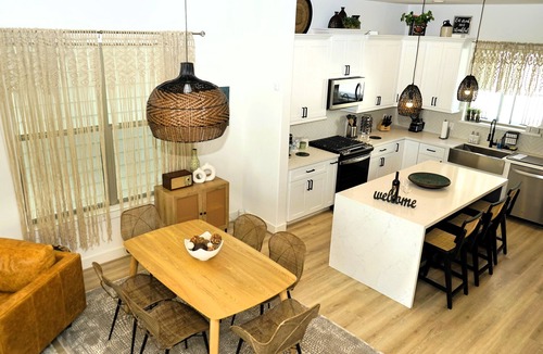 Northside House | Welcoming Houston haven with Beautiful Skyline Vw
