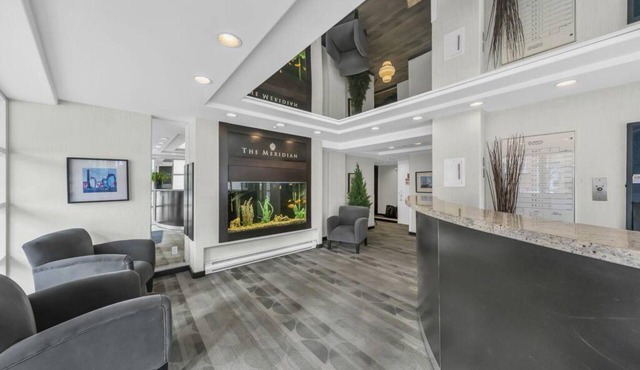 1BD+Den condo, with free parking in Downtown!