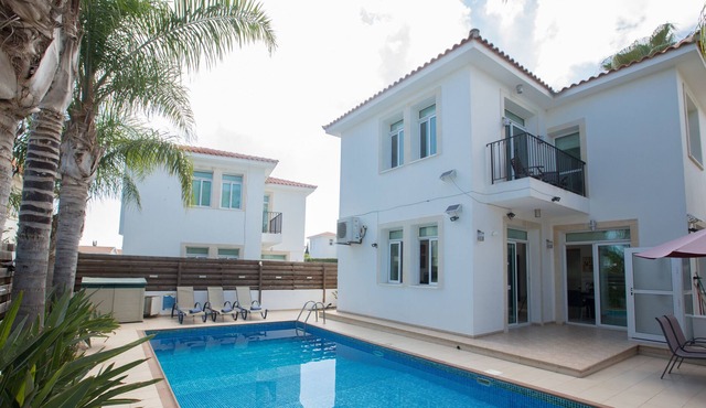 3 Bedroom villa with private pool in Protaras center