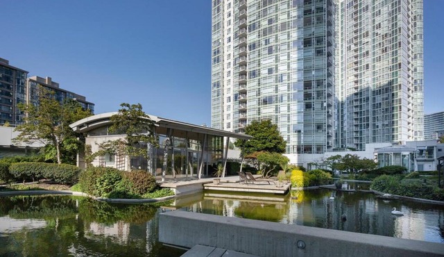 Aquarius Yaletown WaterView 2Bdrm 2Bath Pool Hot Tub Steam