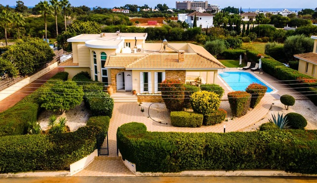 Artisan Homes # Anastel 2 Unique luxury villa with private overflow pool.