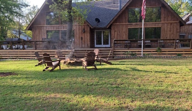 Big Sandy Lodge 2 blocks to lake with pool, hot tub, fire pit and dock.