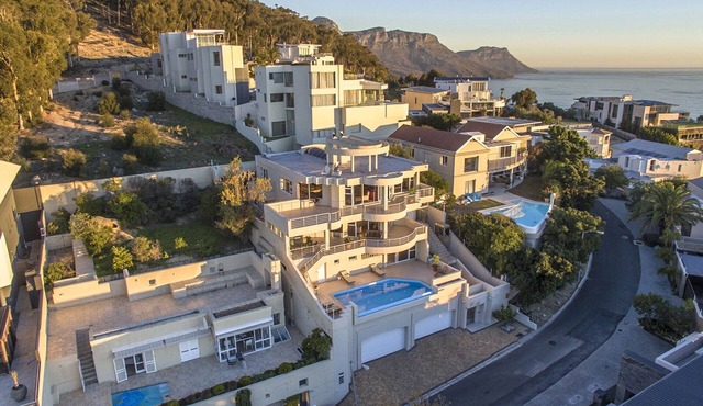 Cape Town -Bantry Bay - Ocean Views, Pool, WiFi, Security, Parking, Backup Power