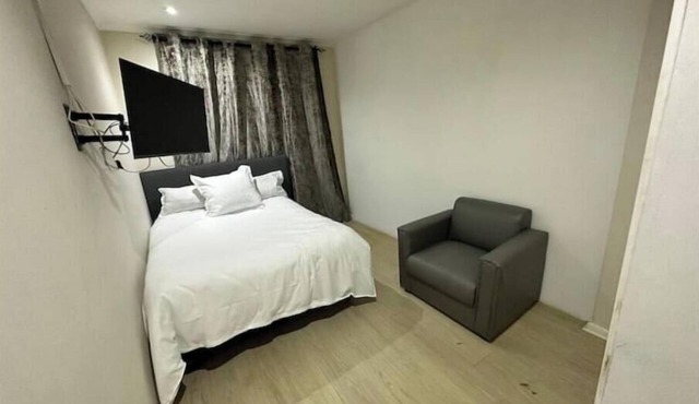 Charming 2-bedroom house in lovely Cape Town with AC