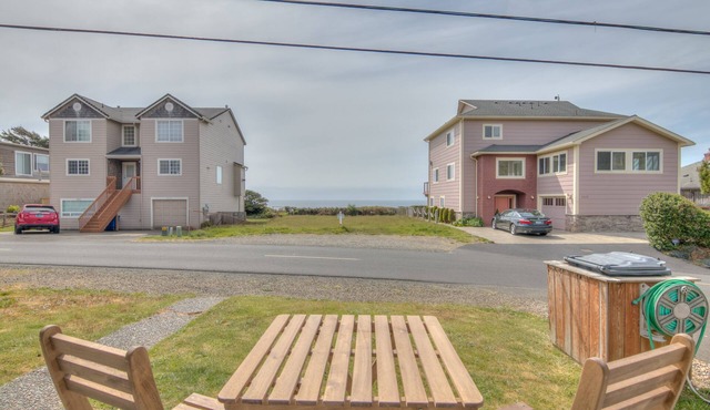 Charming Coastal Cottage w/Ocean View Close to Beach Access & Shopping