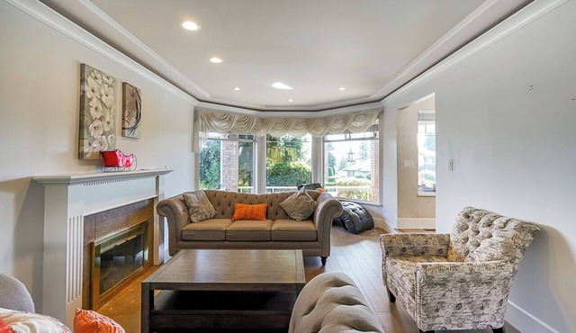 Cozy 4 beds 3 bath spacious home in one of prestigious neighbourhood for family