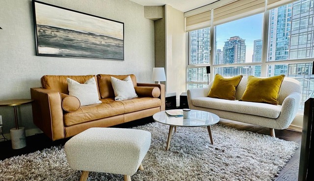 Downtown Luxury 2 bdr, 2 bath & den.