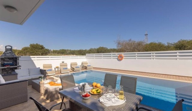 EcoHarmony Villa, Spaceous 3 bed-room, 2 bath-room with a private pool