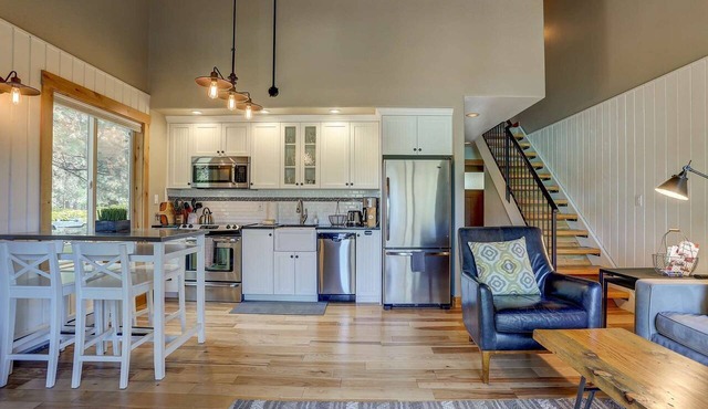 Fantastic Mt. Bachelor Villiage Escape, 10 min to Downtown & Old Mill, Deck, River Trails, Fireplace