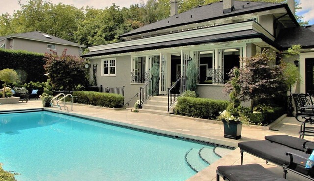 Georgian House - Vancouver luxury with private yard, sauna & outdoor pool