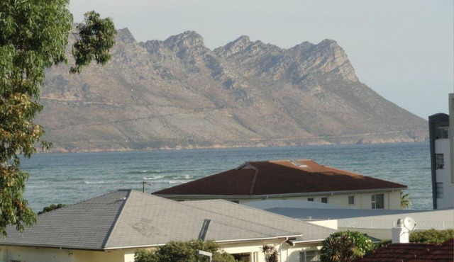 Gorgeous one-bedroom in secured complex close to center and 30m to sandy beach