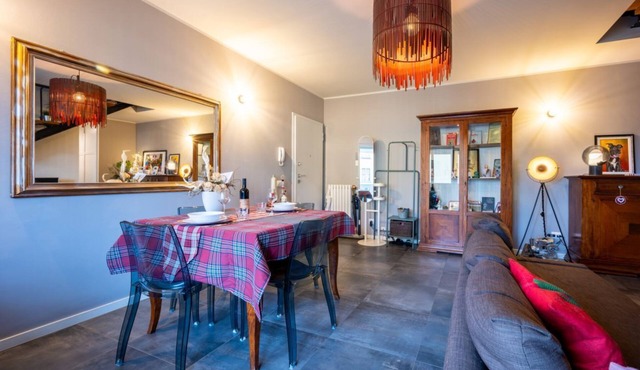 GuestHost - Comfortable apartment located on the second floor of a building without lift.In 60 m2 of space it comfortably accommodates two people, with one bedroom.There are internal stairs that are NOT accessible.Small building with a green space and am