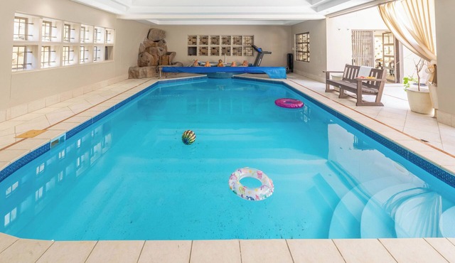 Indoor Solar Heated Pool, Play park, BBQ Room, Table Mountain Views, Fast WiFi