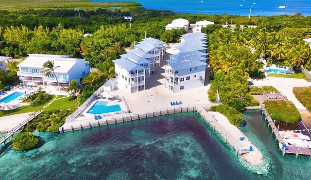 Island Time: Ocean View, Ensuite bedrooms, Free Dockage, Htd Pool
