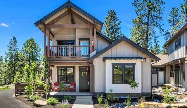 Minutes to Deschutes River Trail with Hot Tub & Fire Pit!