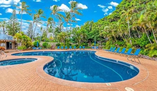 Molokai condo Pool/Spa, 2 bedrooms/2 bathrooms. Walking distance to the beach.