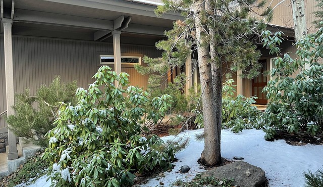 Pet Friendly Villa Unit with Two-Primary Bedroom Suites on Bend's Westside