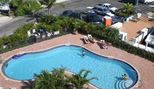 Stay near Jimmy Johnson’s Big Chill – just a 18-min stroll away