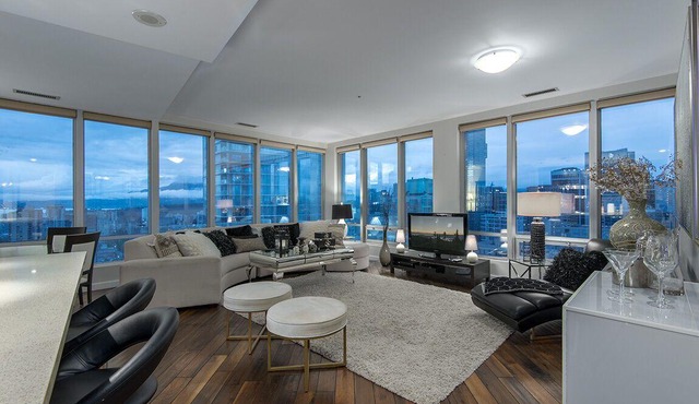 Sub-penthouse 2br/2ba Central Downtown