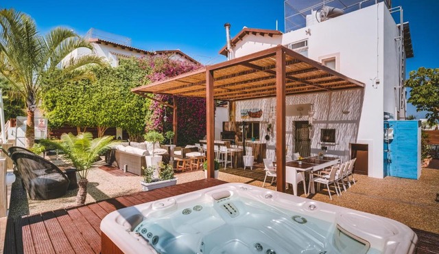 SunnyVillas: 4BR Villa Private Pool+Jacuzzi+Sauna