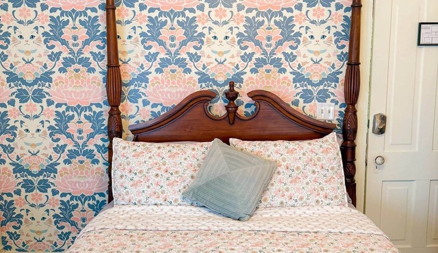 The Persian Room at The Painted Cat B&B - Just a short walk to Main Street!