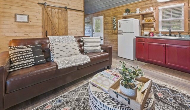 Tiny Cabin! private back deck, outdoor fire pit, less than a mile to lake