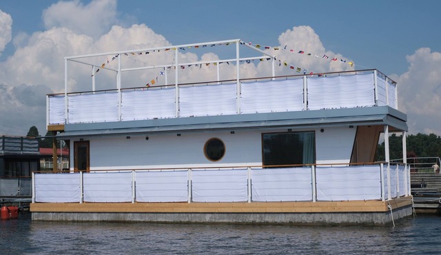 Unique floating retreat Sleeps 4