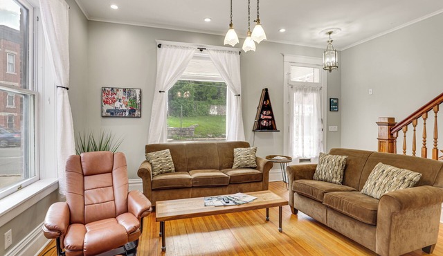 Walk Downtown: Inviting Historic Home in Dubuque!