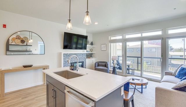 Walk to Beaches: 'siletz Bay Bliss' Townhome