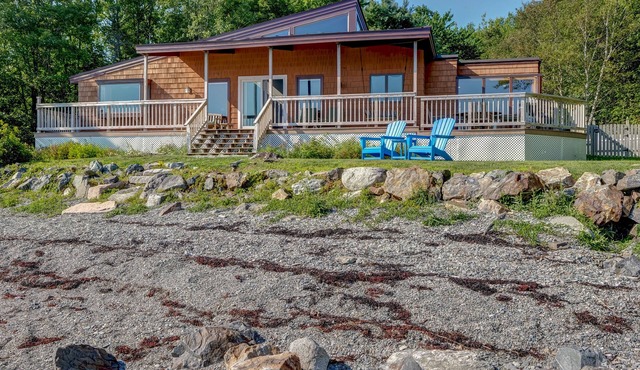 Wings Cottage - Oceanfront!