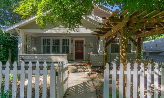 Historic Montford House | 145 m² House ∙ 2 bedrooms ∙ 4 guests