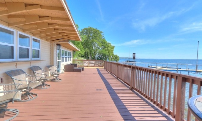 Town of Varick House | 6BR Lake House | FLX Wine Trail | Dock | Hot Tub