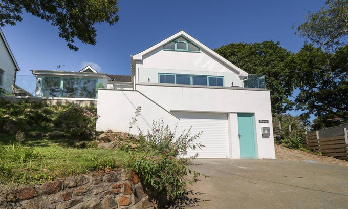 Llanbedrog Cottage | Cabin ∙ 6 bedrooms ∙ 12 guests