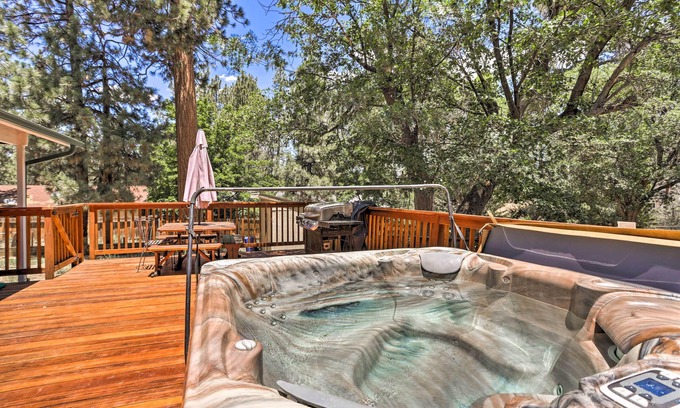 Big Bear Cabin | Hot Tub & Deck: Big Bear Gem Near Resorts!