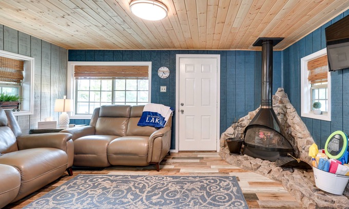 Kingston Cabin | Kingston Cabin Rental: Walk to Lake Texoma Beaches