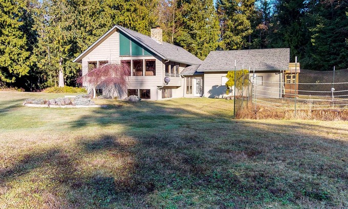 Port Angeles House | Peaceful home in private meadow with wood-burning fireplace