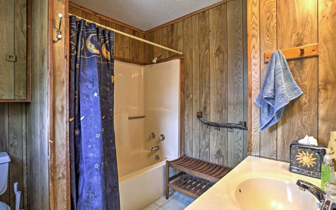 Photo of Bathroom in Canyon Lake